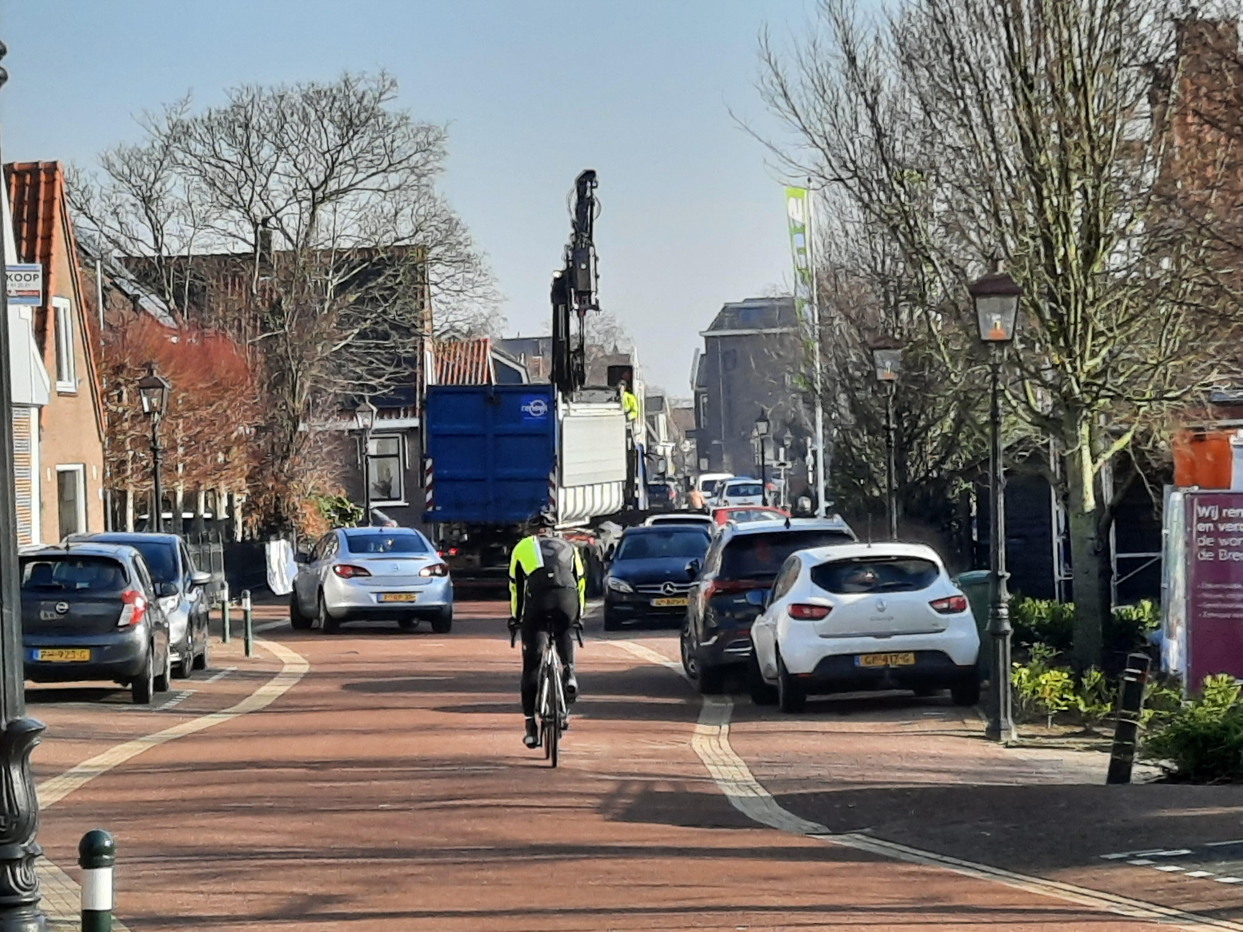 ’Wie is straks het eerste slachtoffer?’; bewoners Raadhuisstraat in Oosthuizen zijn asociaal verkeer